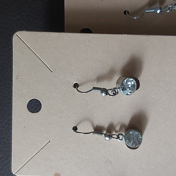 Hello ladies I am selling all the fashion earings for sale each $35.00 . - Picture 8 of 11